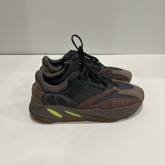 Authentic Men’s Yeezy boost 700 - Picture 5 of 9
